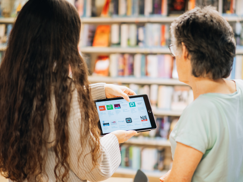 2 Frauen schauen auf ein iPad