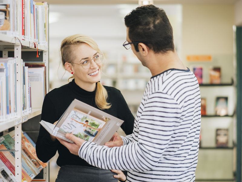 Menschen in der Bibliothek