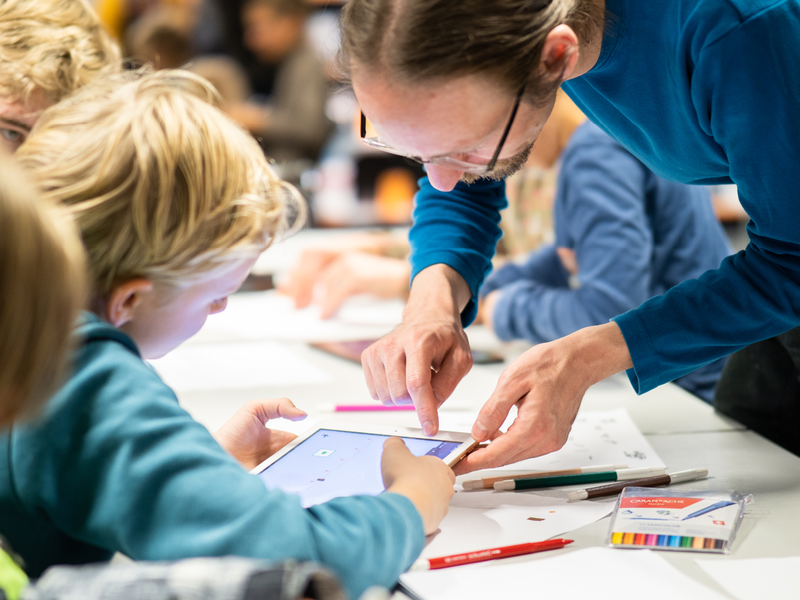 Mann mit Kind am iPad