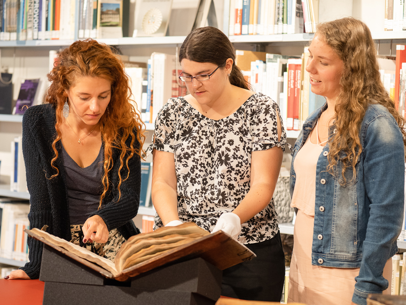 Menschen beim Lesen