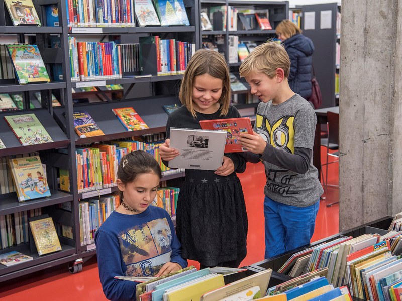 SchülerInnen in der Bibliothek