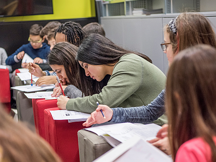 SchülerInnen in der Bibliothek