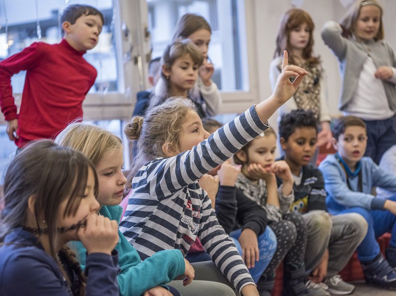 SchülerInnen in der Bibliothek