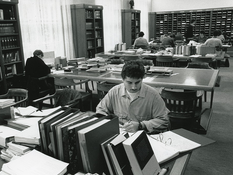 altes Foto von einem Mann in einer Bibliothek