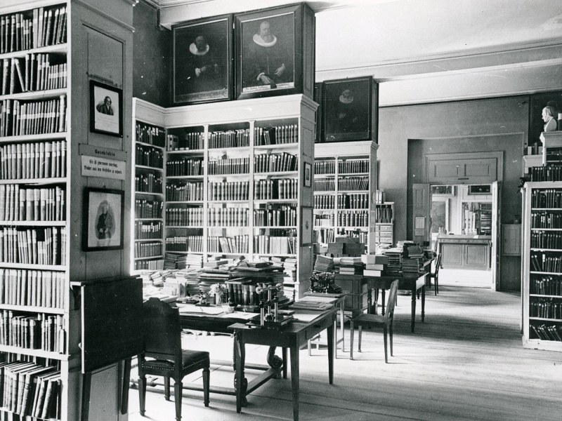 Foto einer alten Bibliothek
