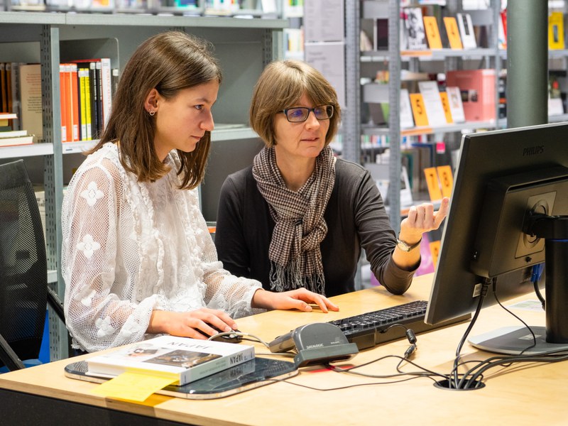 2 Frauen arbeiten an einem PC