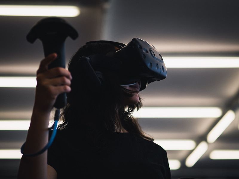 Person mit virtual reality Brille