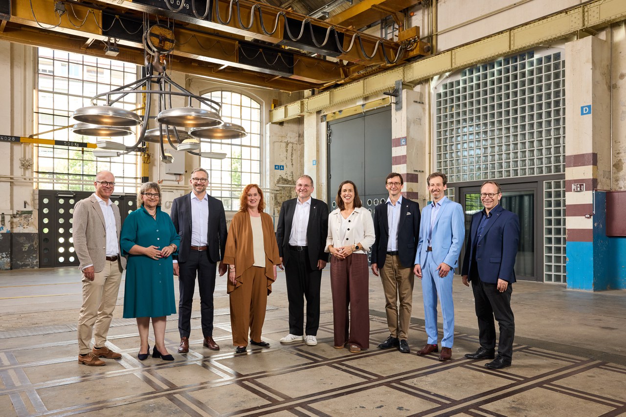 Stadtratsmitglieder von Winterthur in einer Industriehalle