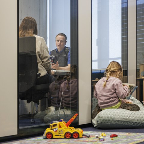 Häusliche_Gewalt_Familienzimmer_2.jpg. Vergrösserte Ansicht
