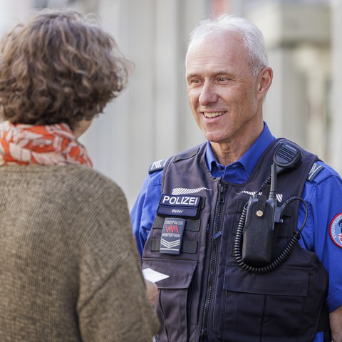 Polizist_Gespräch_Bürgerin.jpg. Vergrösserte Ansicht