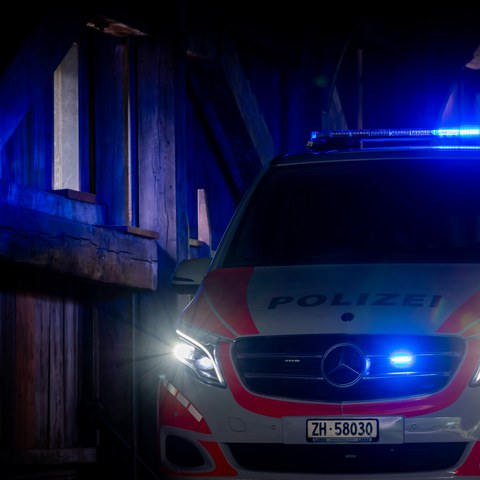 Blaulicht bei Nacht. Vergrösserte Ansicht