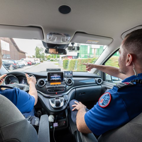 Im Patrouillenfahrzeug. Vergrösserte Ansicht