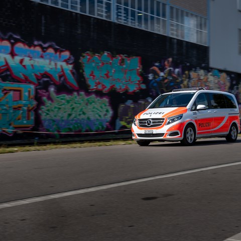 Streifenwagen im Industriequartier. Vergrösserte Ansicht