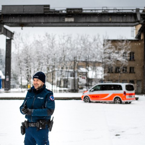 Polizist im Schnee. Vergrösserte Ansicht