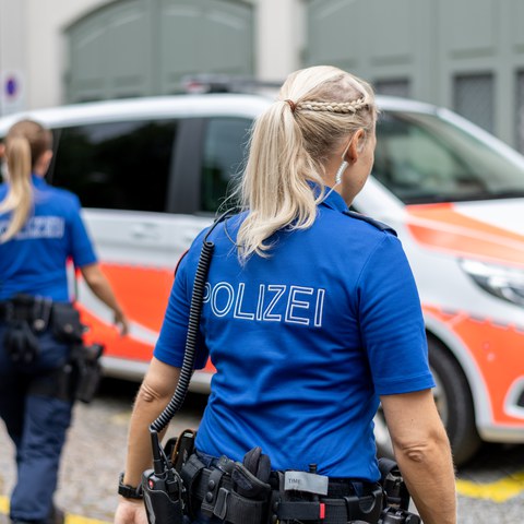 Zwei Polizistinnen. Vergrösserte Ansicht