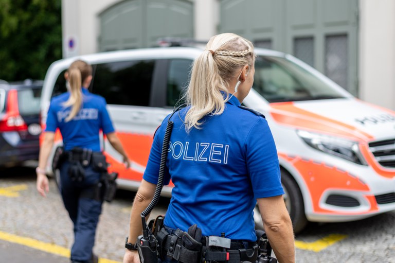 Zwei Polizistinnen