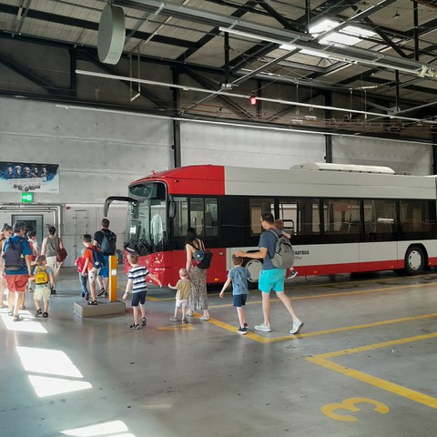 Stadtbus elektrifiziert – Führung im Busdepot. Vergrösserte Ansicht