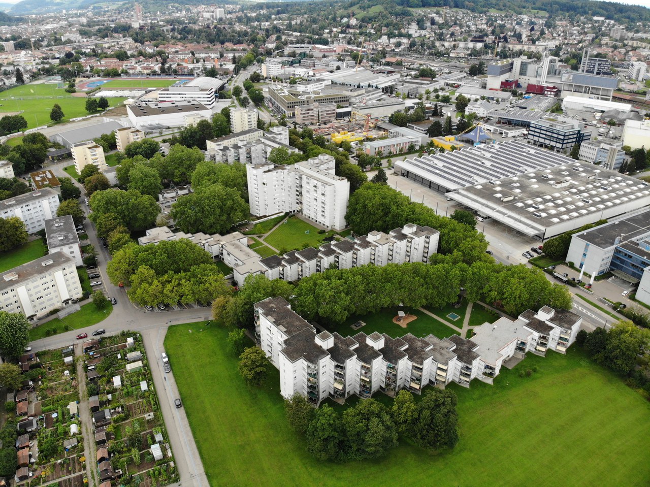 Man sieht ein grosses Hochhaus aus der Vogelperspektive.
