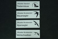 Plaketten zur Bezeichnung der aussergewöhnlichen Bewohner