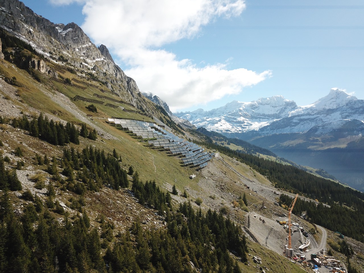 Solaranlagen an einem Berg
