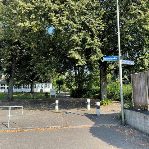 2 - Dieser befindet sich hinter dem Kindergarten Unterrüti an der Ecke Hainbuchweg.. Vergrösserte Ansicht
