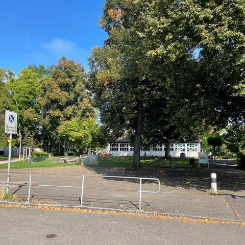 3 - Der Fussweg Unterrütiweg führt am Platz vorbei zum Kindergarten und dem Schulhaus Schachen.. Vergrösserte Ansicht