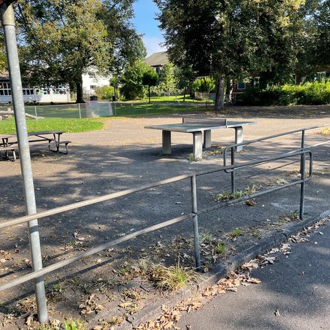 Bereits heute gibt es auf dem Platz einen Pingpong-Tisch und Bänke.. Vergrösserte Ansicht