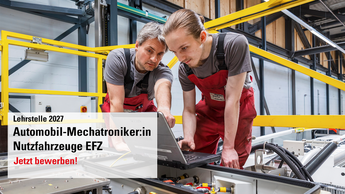 Ein Lernender, der bei Reparaturarbeiten an einem Bus von einer Betreuungsperson unterstützt wird.