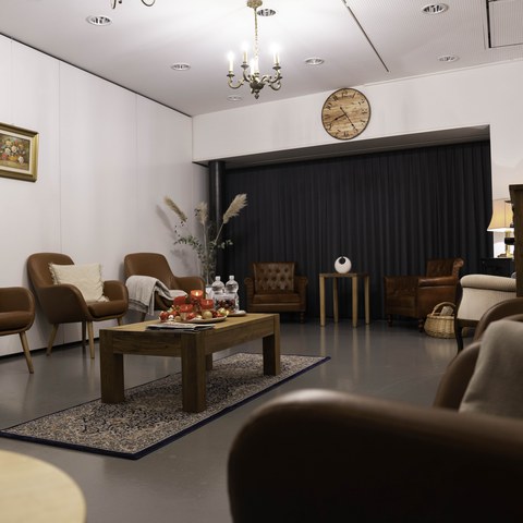 Neumi Lounge für Bewohnende und Gäste. Vergrösserte Ansicht