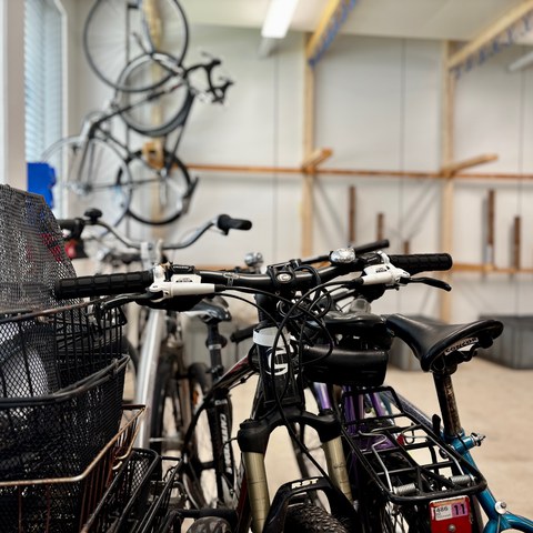 Im Velolager warten die alten Velos.. Vergrösserte Ansicht
