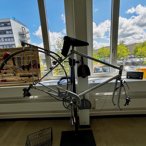 Die Fachleiter:innen zeigen Schritt für Schritt wie das Velo aufbereitet wird.. Vergrösserte Ansicht