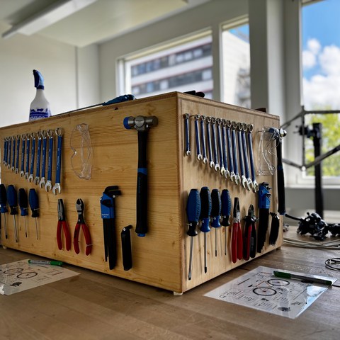Ein Teilnehmenden-Arbeitsplatz. Die Holzcubes wurden in der Holzwerkstatt vom Programm Trampolin gebaut.. Vergrösserte Ansicht