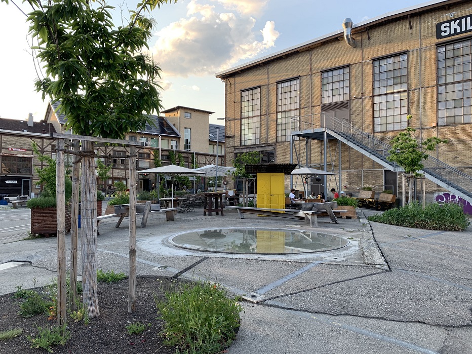 Kühlendes Wasser und Grün auf dem Lagerplatz. (Foto: Irene Küpfer)