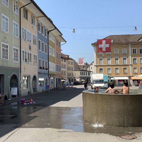 Brunnen in der Altstadt - willkommene Abkühlungsmöglichkeit in der Sommerhitze. (Foto: Irene Küpfer). Vergrösserte Ansicht