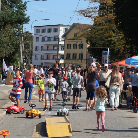 Spielende Kinder auf dem Unteren Deutweg. Vergrösserte Ansicht