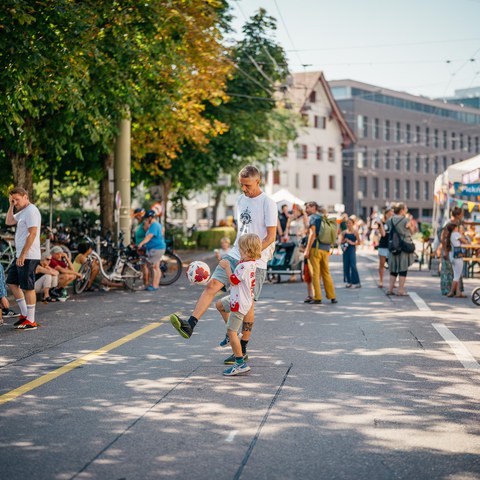 Fussballspielende Familie.jpg. Vergrösserte Ansicht