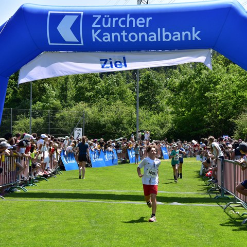 Tössstafette_Zieleinlauf_5Kl.JPG. Vergrösserte Ansicht